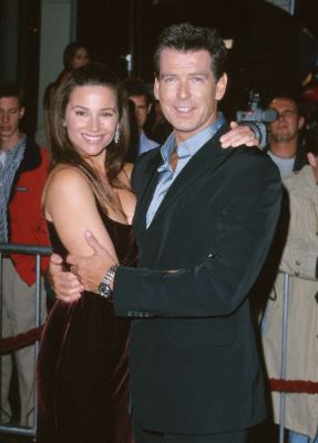 Pierce Brosnan and Keely Shaye Smith at event of Ir viso Pasaulio negana (1999)