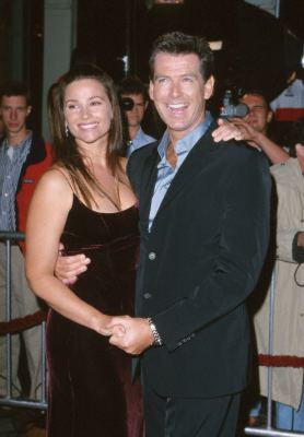 Pierce Brosnan and Keely Shaye Smith at event of Ir viso Pasaulio negana (1999)