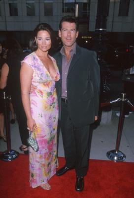 Pierce Brosnan and Keely Shaye Smith at event of Tomo Krauno afera (1999)