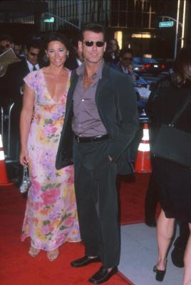 Pierce Brosnan and Keely Shaye Smith at event of Tomo Krauno afera (1999)