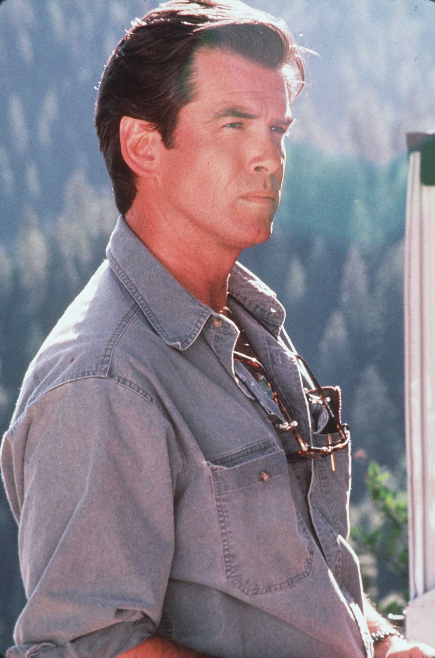 Still of Pierce Brosnan in Dantes virsukalne (1997)