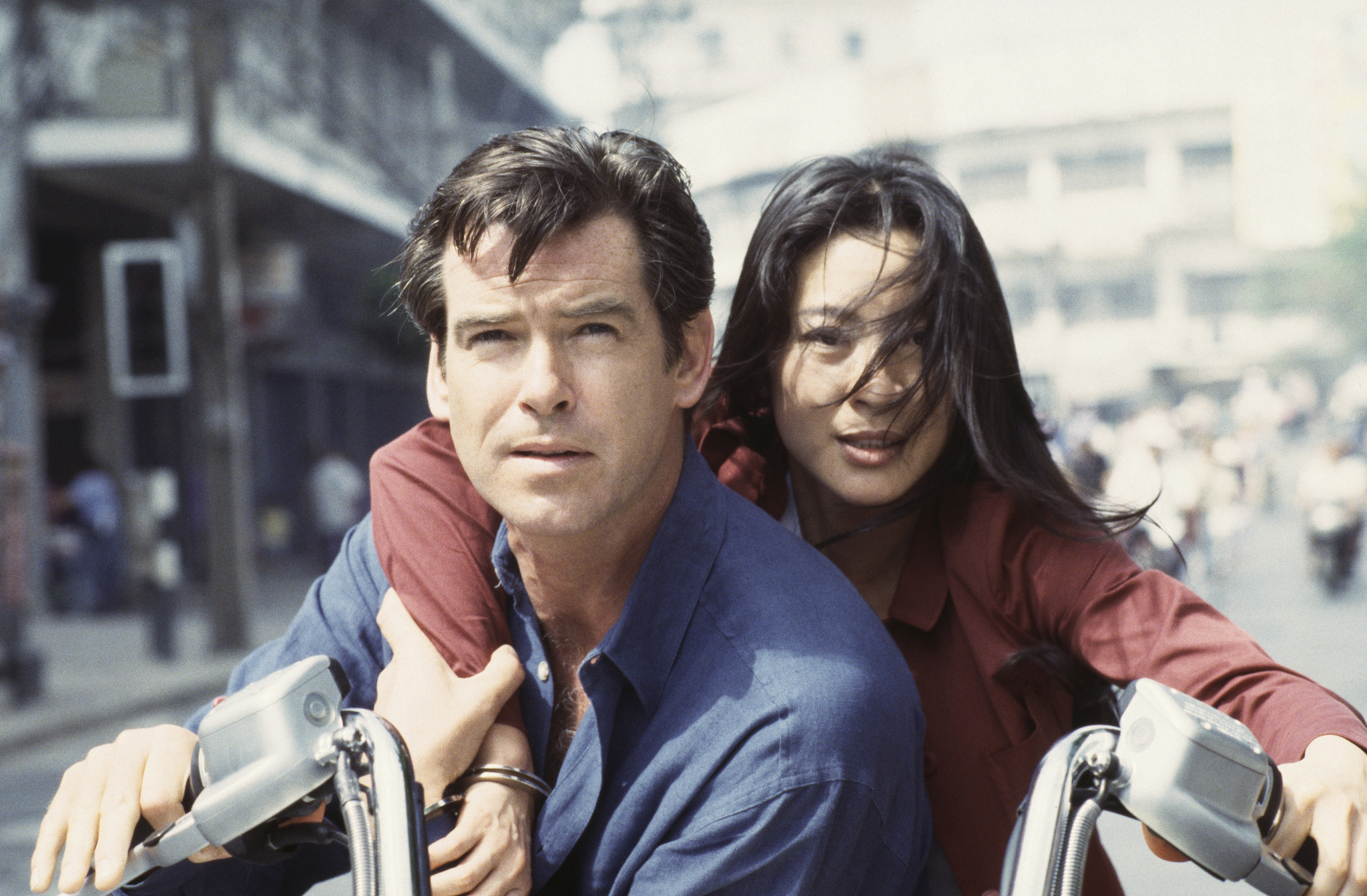 Still of Pierce Brosnan and Michelle Yeoh in Rytojus niekada nemirsta (1997)