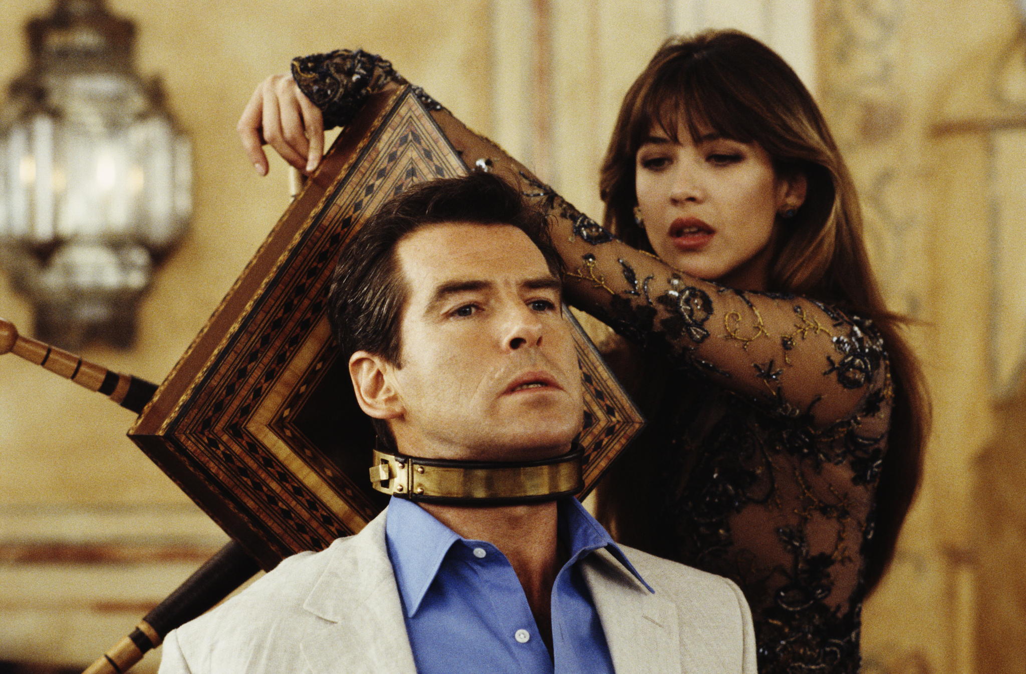 Still of Pierce Brosnan and Sophie Marceau in Ir viso Pasaulio negana (1999)