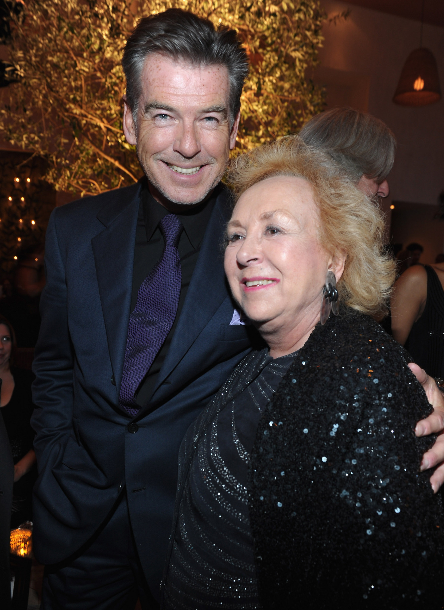 Pierce Brosnan and Doris Roberts at event of Bag of Bones (2011)