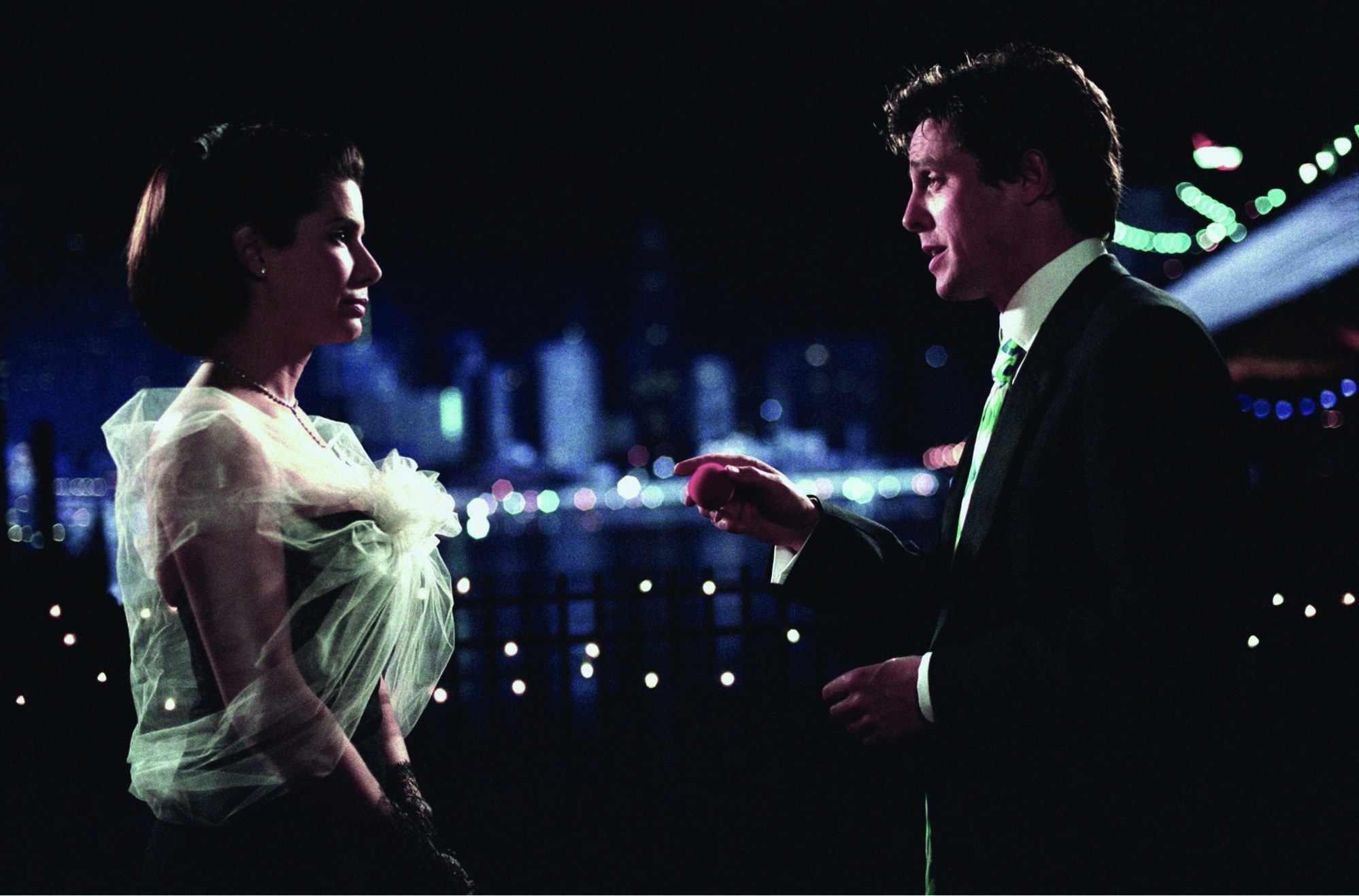 Still of Sandra Bullock and Hugh Grant in Isimyleti per dvi savaites (2002)