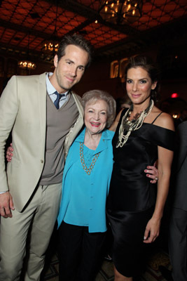 Sandra Bullock, Ryan Reynolds and Betty White at event of Pirslybos (2009)