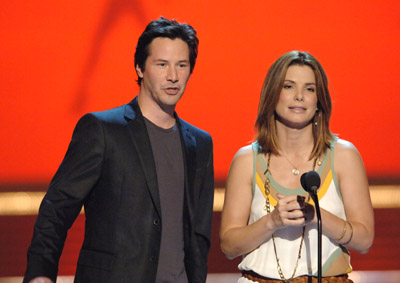 Sandra Bullock and Keanu Reeves at event of 2006 MTV Movie Awards (2006)