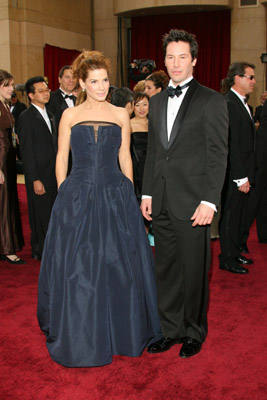 Sandra Bullock and Keanu Reeves at event of The 78th Annual Academy Awards (2006)