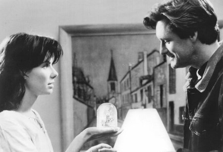 Still of Sandra Bullock and Bill Pullman in While You Were Sleeping (1995)