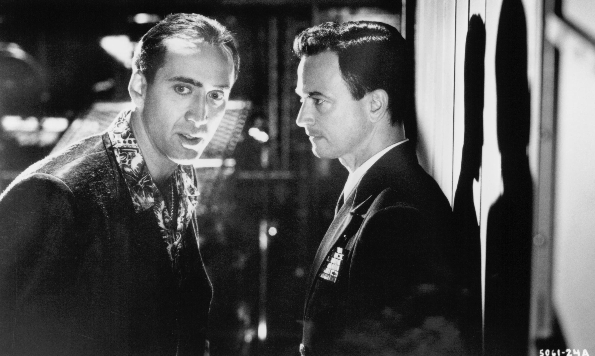 Still of Nicolas Cage and Gary Sinise in Snake Eyes (1998)