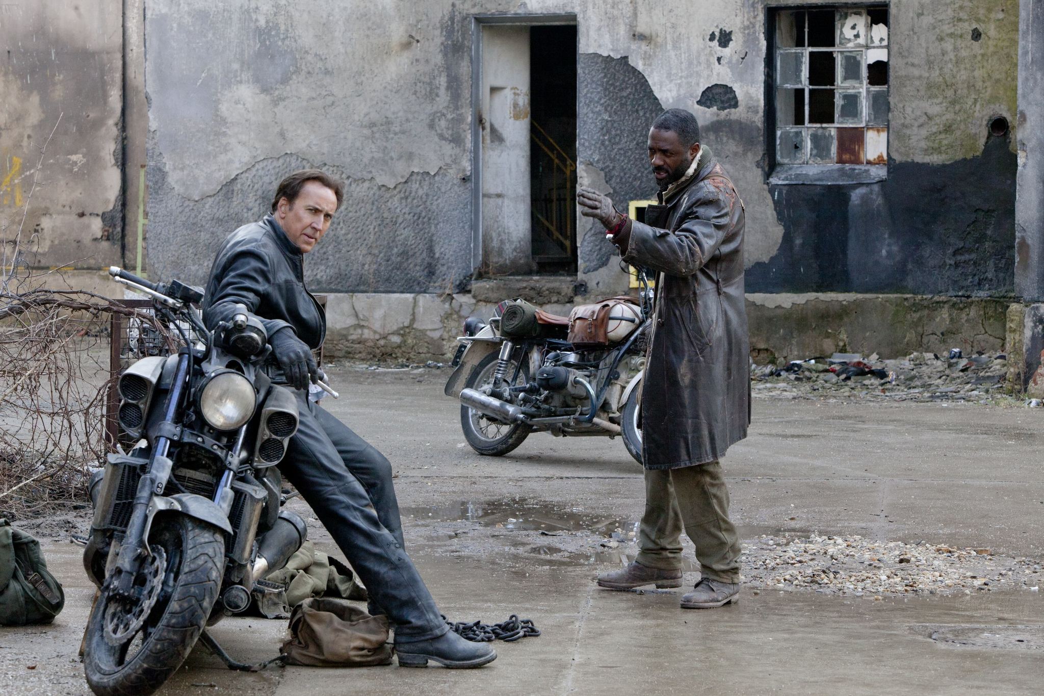 Still of Nicolas Cage and Idris Elba in Tamsos baikeris: kersto demonas (2011)