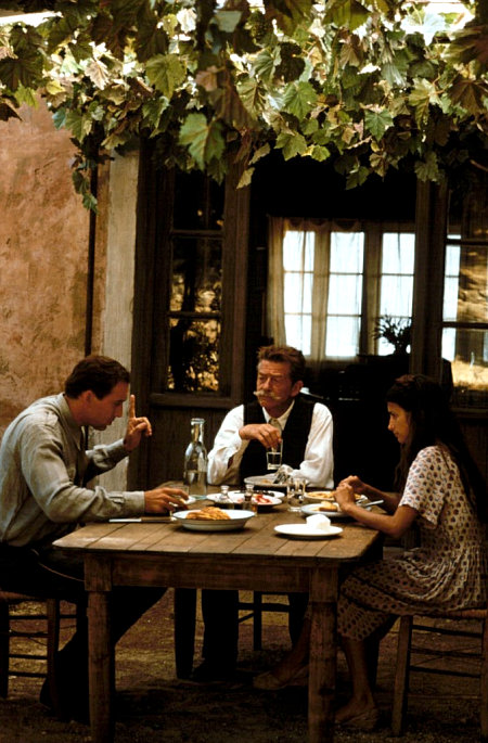 Still of Nicolas Cage, John Hurt and Penélope Cruz in Captain Corelli's Mandolin (2001)