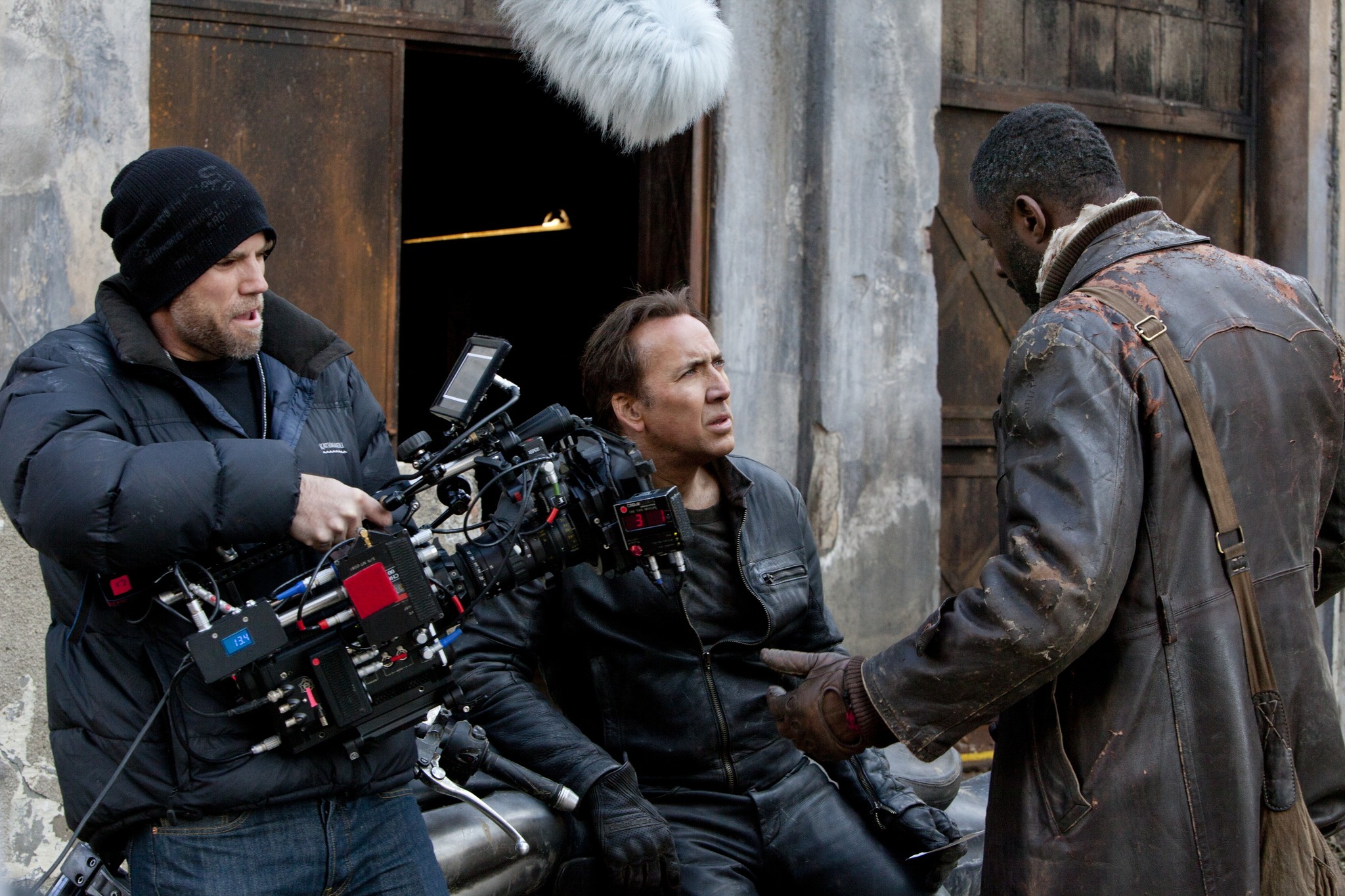 Still of Nicolas Cage and Idris Elba in Tamsos baikeris: kersto demonas (2011)