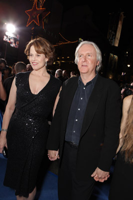 James Cameron and Sigourney Weaver at event of Isikunijimas (2009)