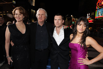 James Cameron, Sigourney Weaver, Michelle Rodriguez and Sam Worthington at event of Isikunijimas (2009)