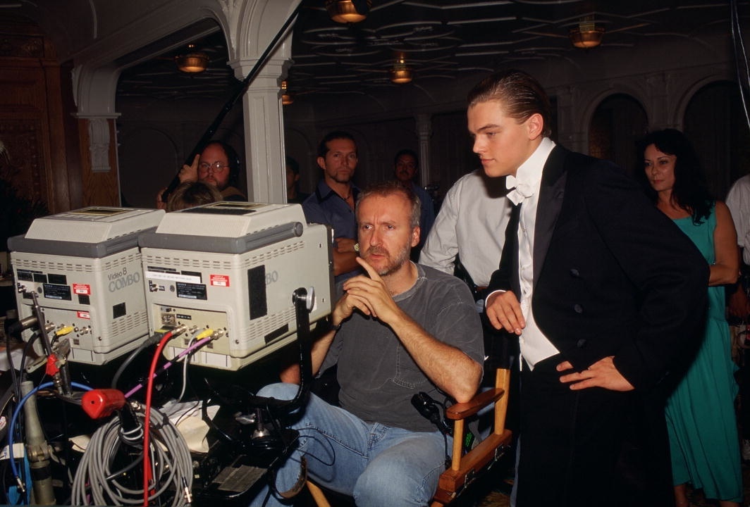 Still of James Cameron and Leonardo DiCaprio in Titanikas (1997)