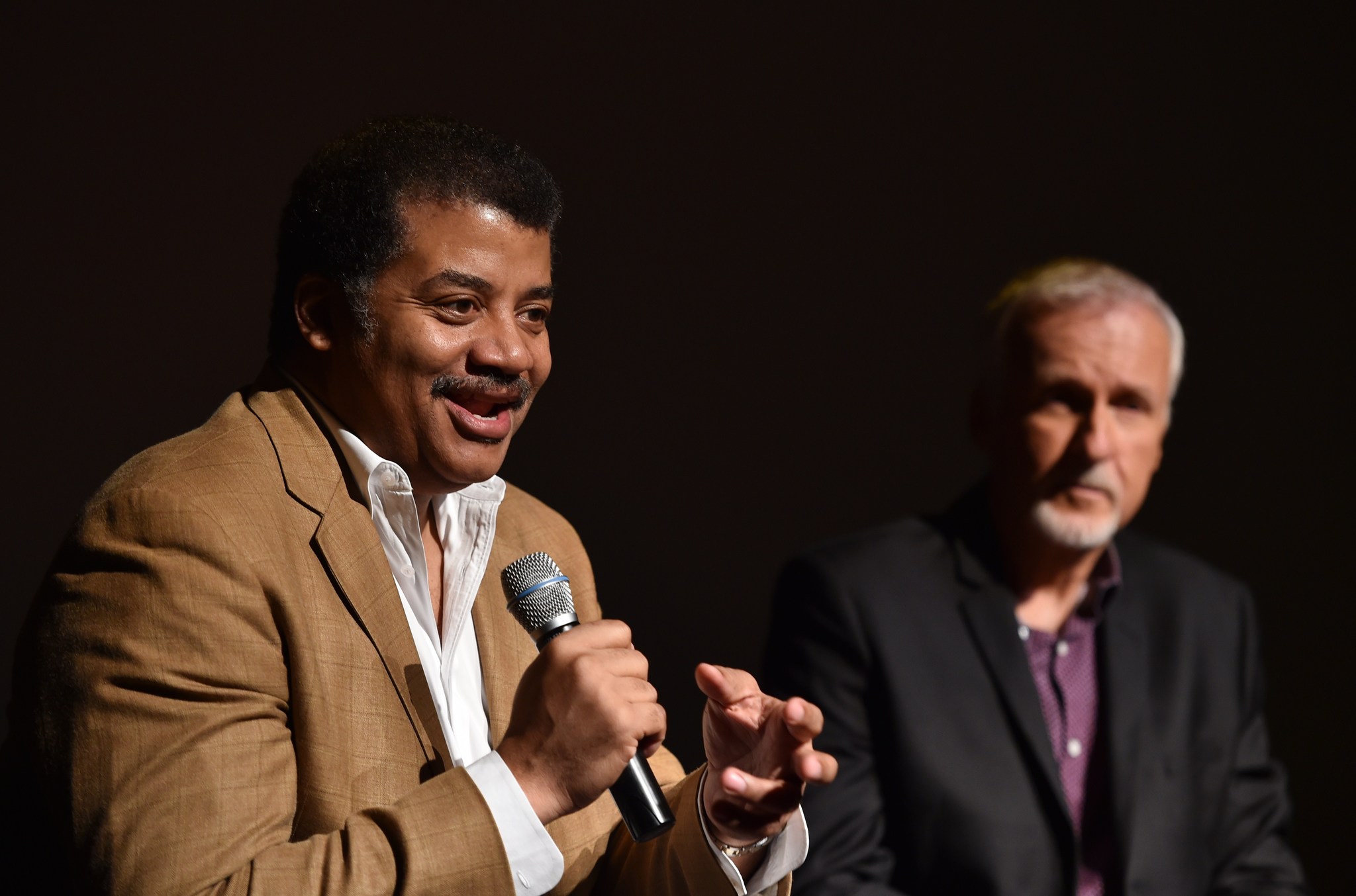 James Cameron and Neil deGrasse Tyson at event of Deepsea Challenge 3D (2014)
