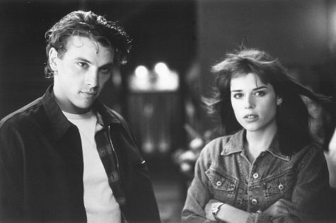 Still of Neve Campbell and Skeet Ulrich in Klyksmas (1996)