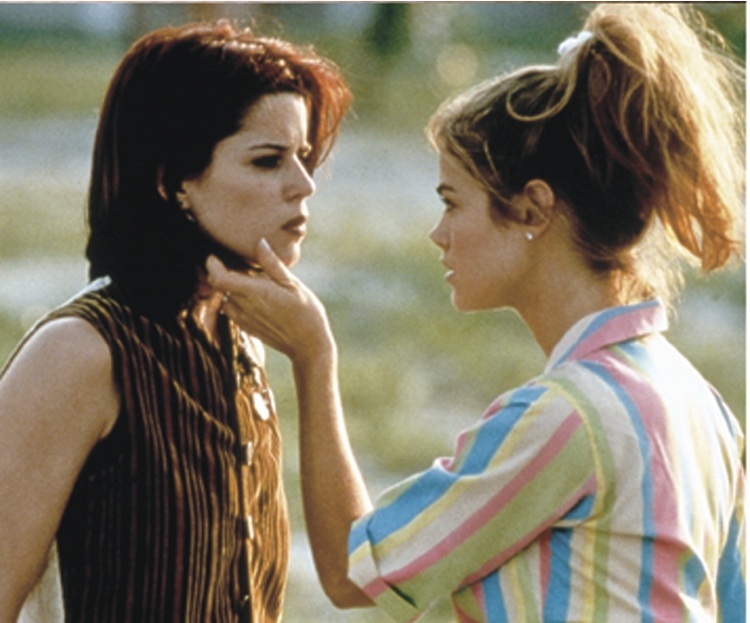 Still of Neve Campbell and Denise Richards in Wild Things (1998)