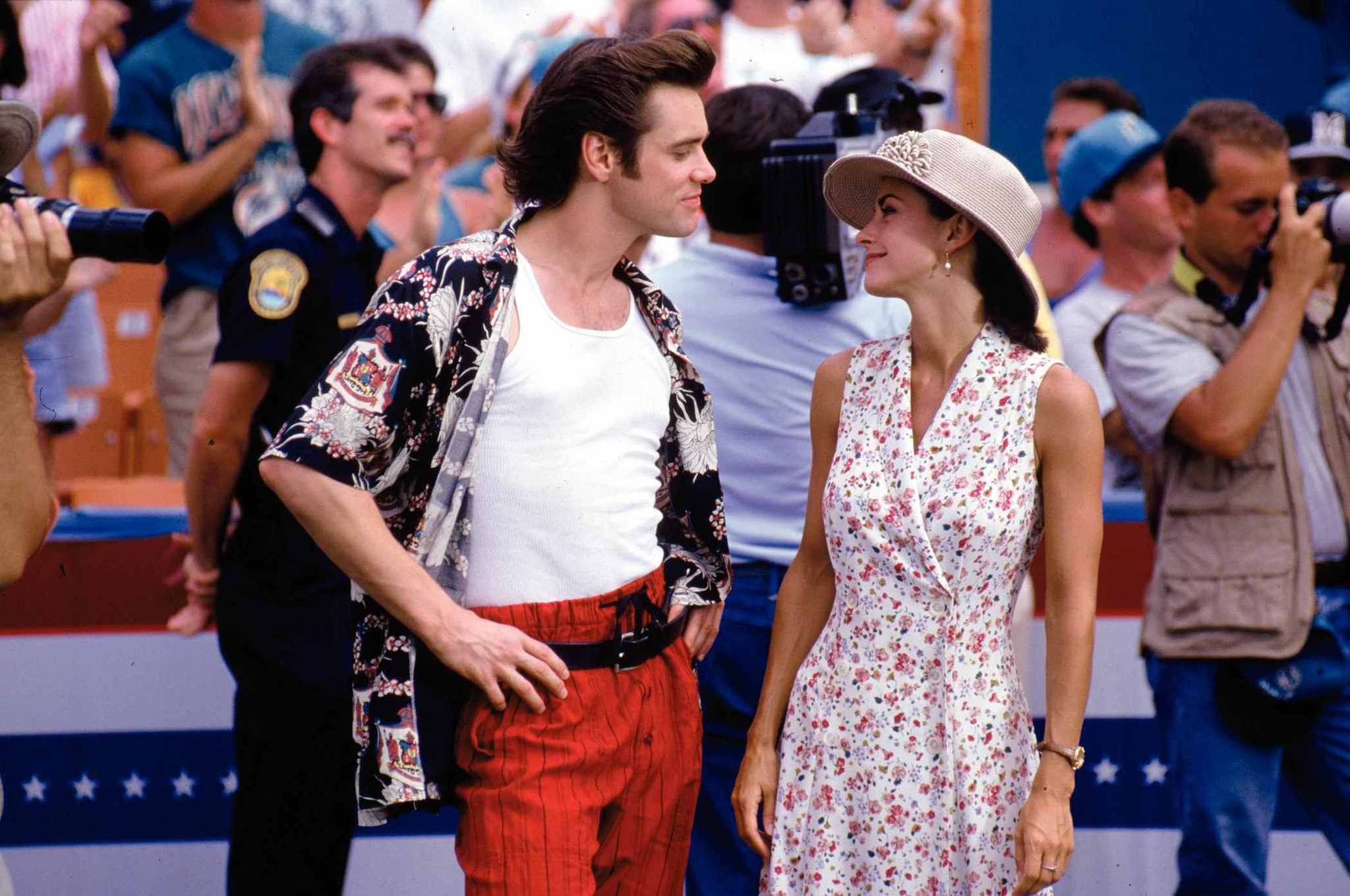 Still of Jim Carrey and Courteney Cox in Ace Ventura: Pet Detective (1994)