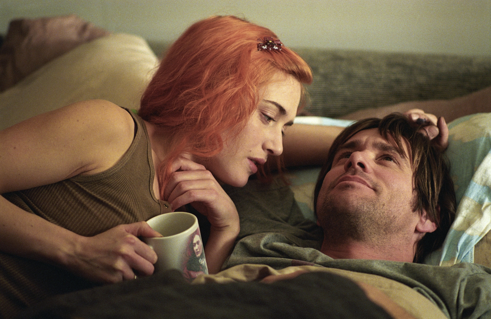 Still of Jim Carrey and Kate Winslet in Jausmu galia (2004)