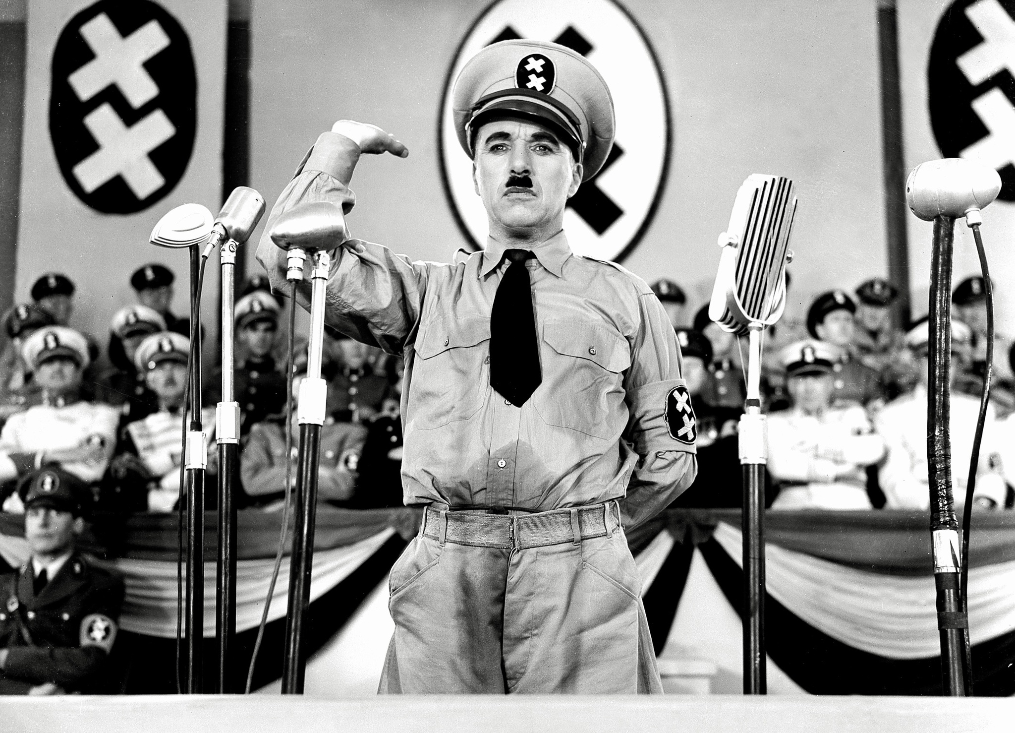Still of Charles Chaplin in The Great Dictator (1940)