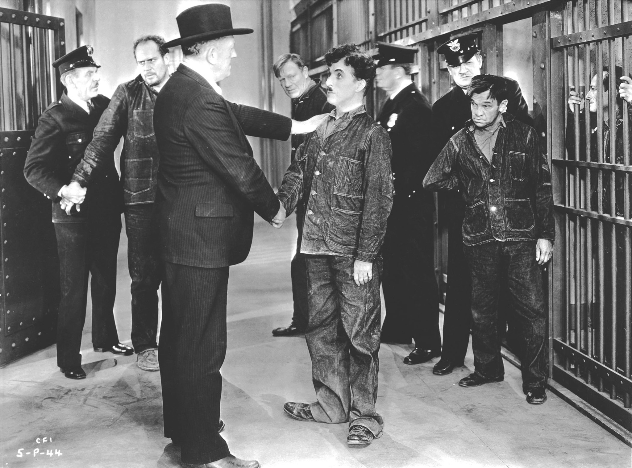 Still of Charles Chaplin in Modern Times (1936)