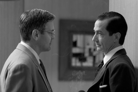 Still of George Clooney and David Strathairn in Good Night, and Good Luck. (2005)