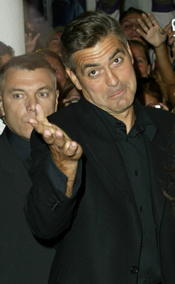 George Clooney at event of Nepakenciamas ziaurumas (2003)