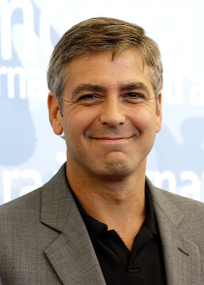 George Clooney at event of Nepakenciamas ziaurumas (2003)