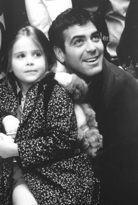Still of George Clooney and Mae Whitman in One Fine Day (1996)