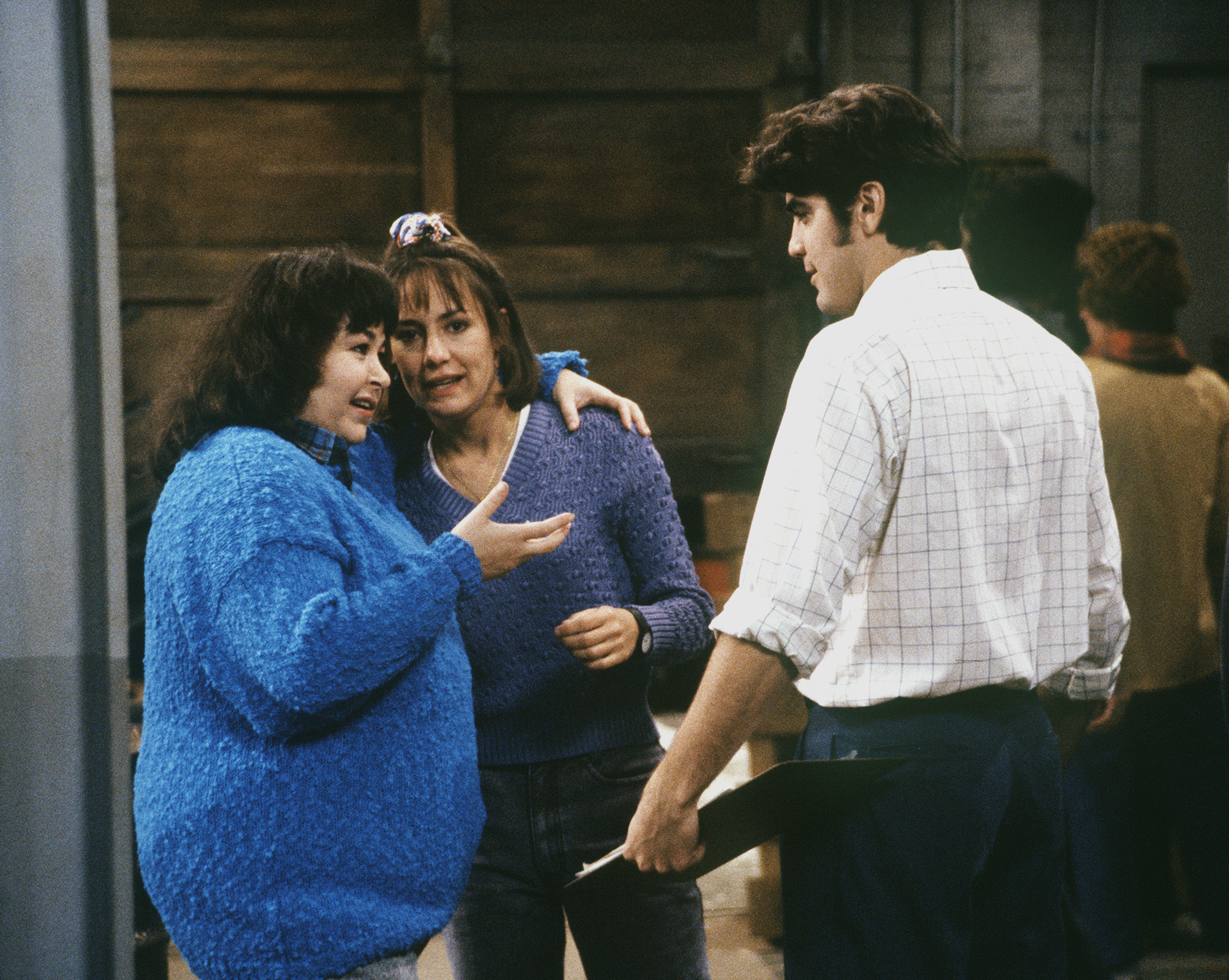 Still of George Clooney, Roseanne Barr and Laurie Metcalf in Roseanne (1988)