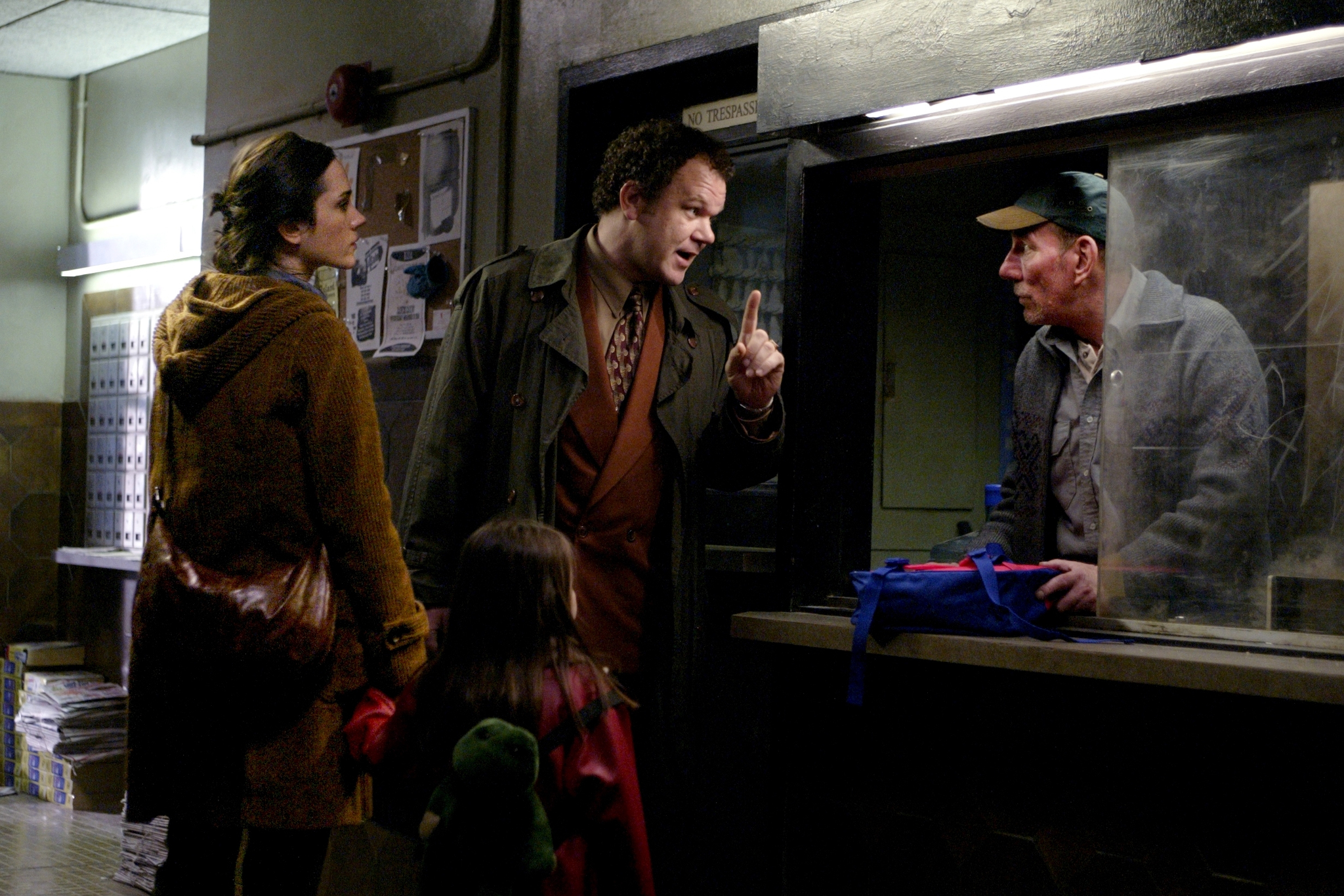 Still of Jennifer Connelly, Pete Postlethwaite and John C. Reilly in Dark Water (2005)