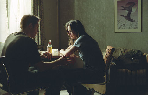Still of Jennifer Connelly and Ron Eldard in Smelio ir ruko namai (2003)