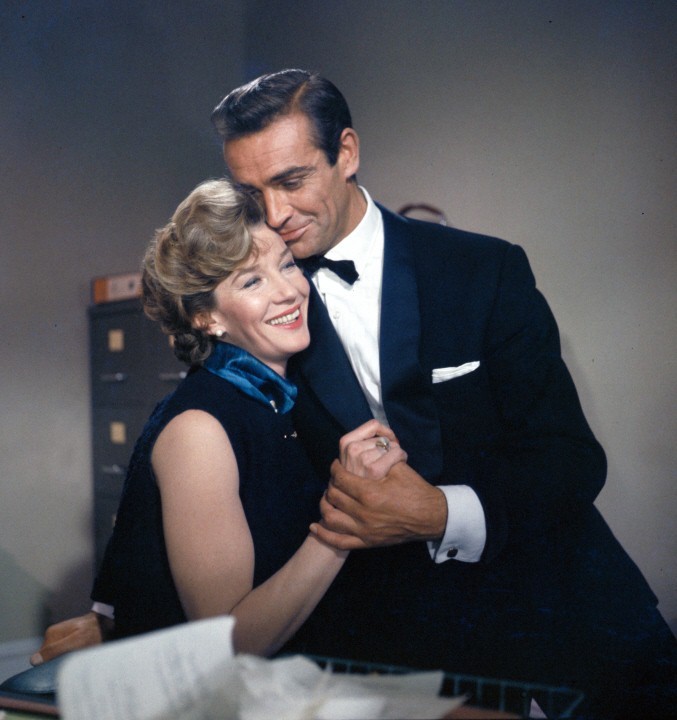 Still of Sean Connery and Lois Maxwell in Daktaras Ne (1962)