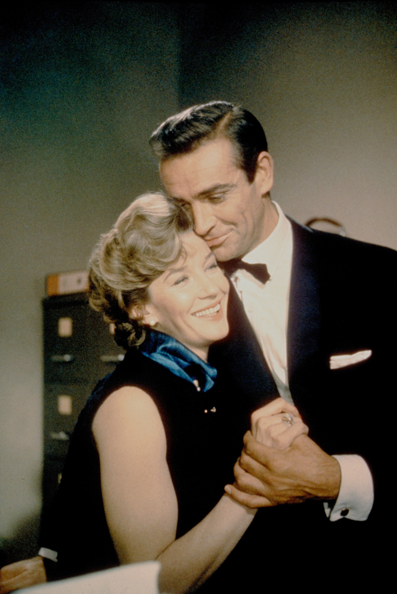 Still of Sean Connery and Lois Maxwell in Daktaras Ne (1962)