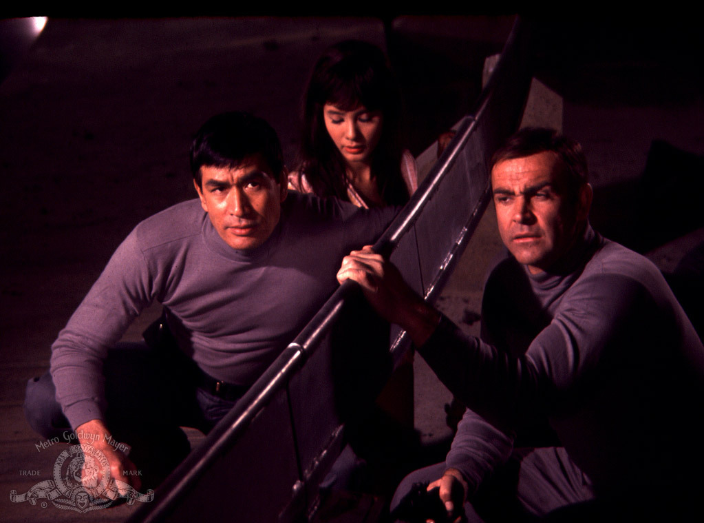 Still of Sean Connery, Mie Hama and Tetsurô Tanba in Gyvenk du kartus (1967)