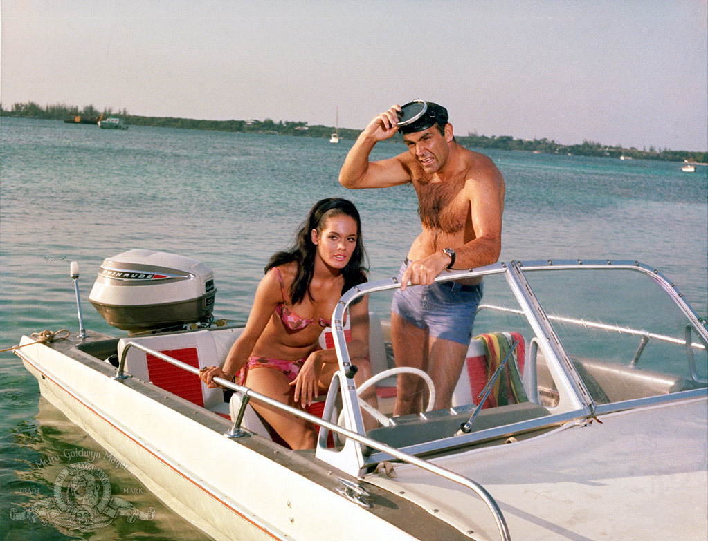 Still of Sean Connery and Martine Beswick in Kamuolinis zaibas (1965)