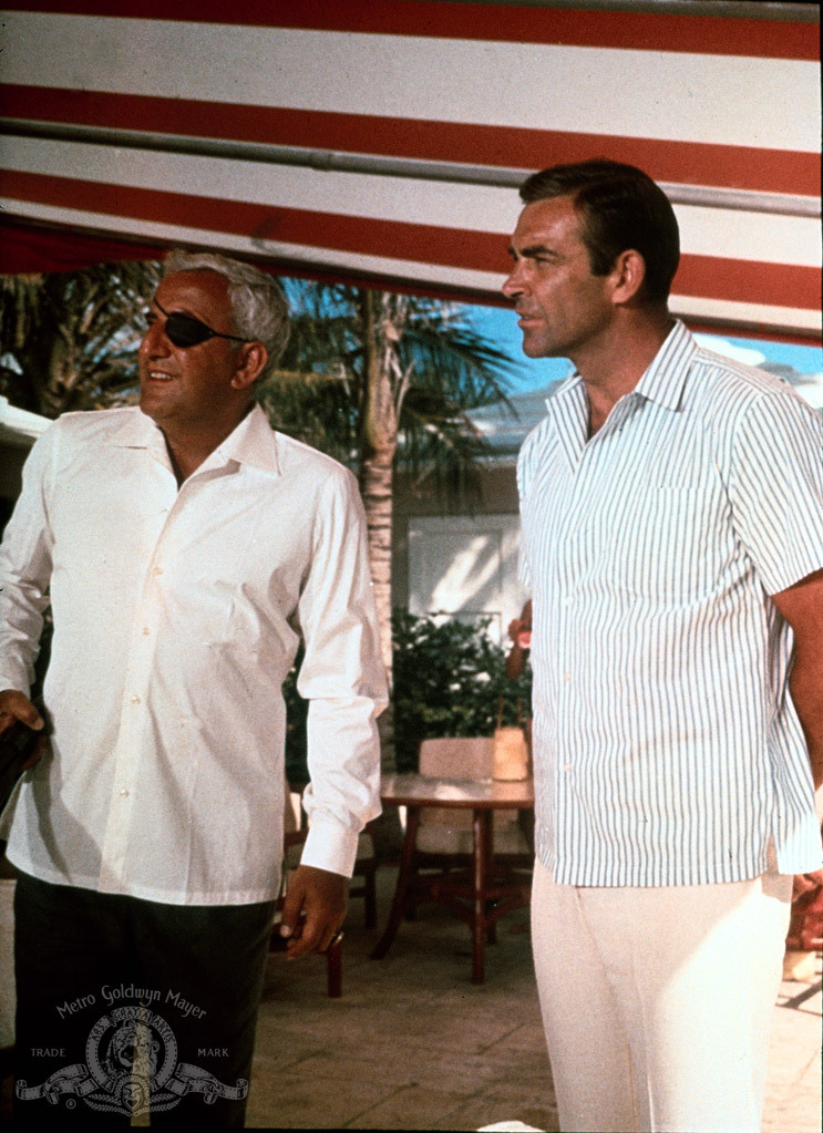Still of Sean Connery and Adolfo Celi in Kamuolinis zaibas (1965)