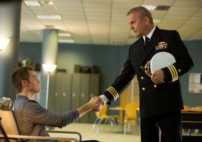 Still of Kevin Costner and Chris Pine in Dzekas Rajanas: seseliu uzverbuotas (2014)