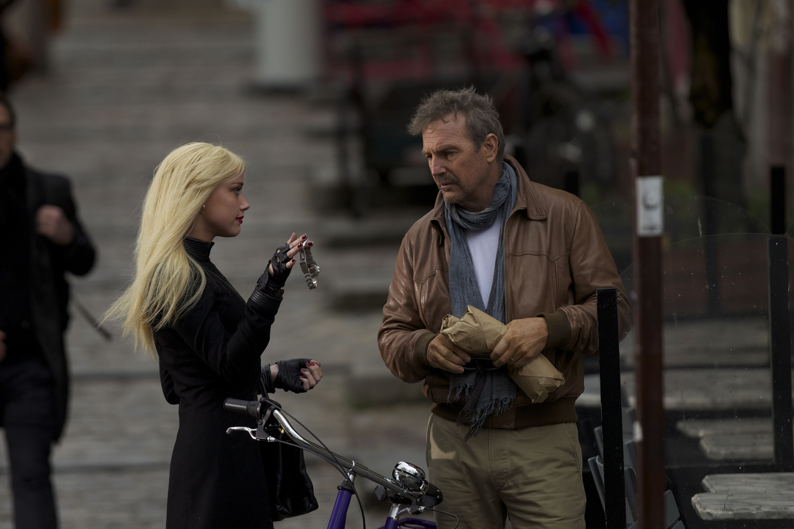 Still of Kevin Costner and Amber Heard in Trys dienos nuzudyti (2014)