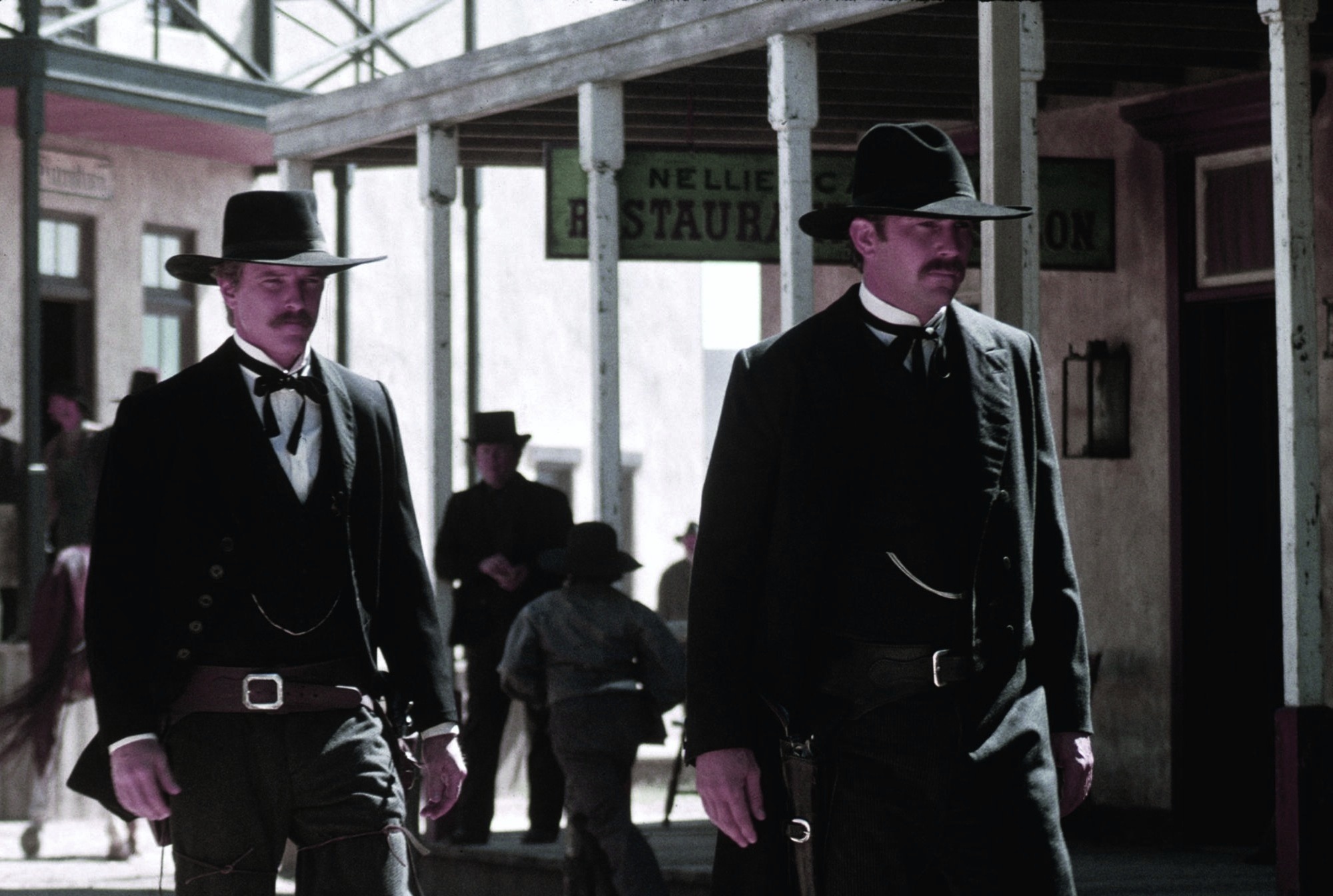 Still of Kevin Costner and David Andrews in Wyatt Earp (1994)