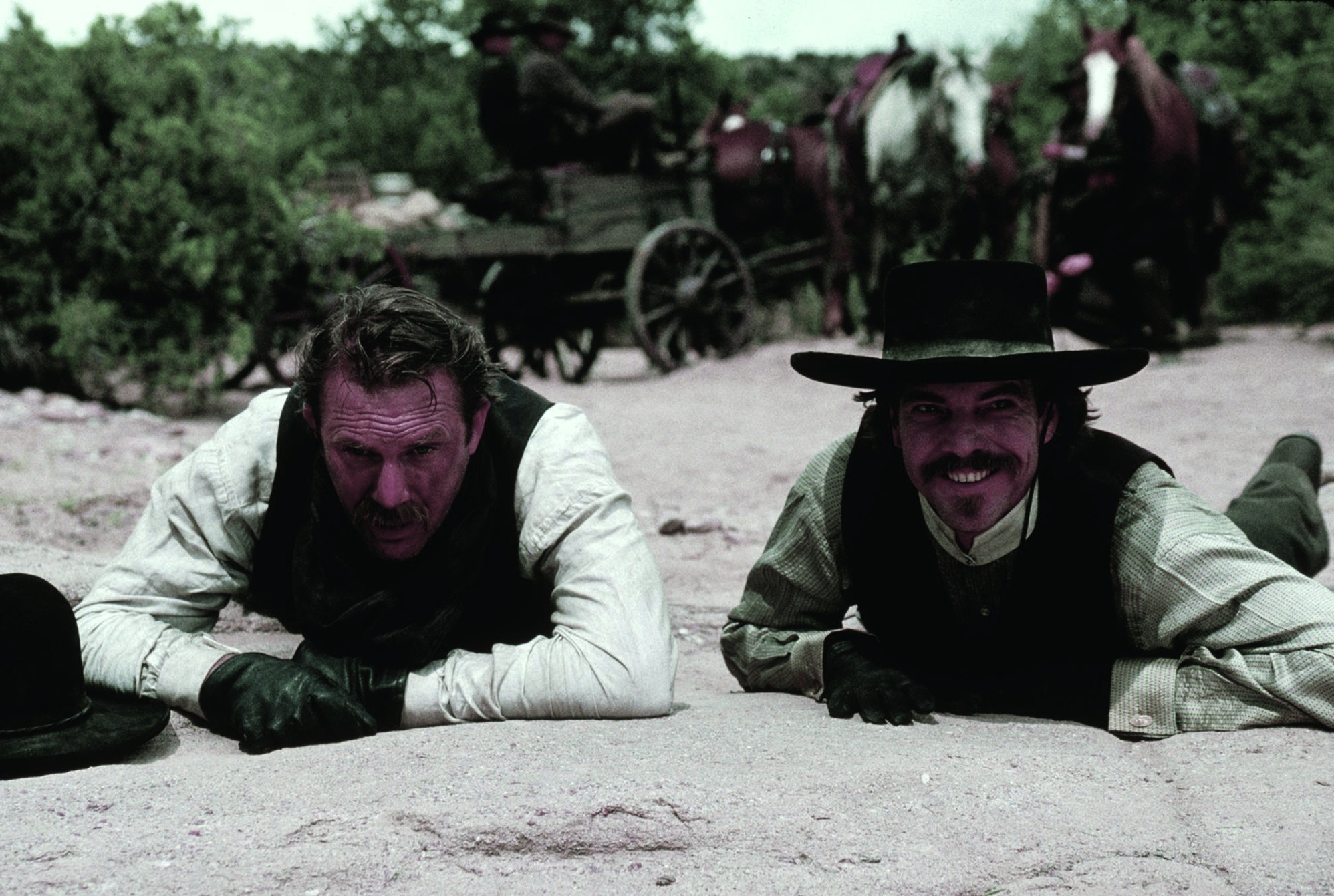 Still of Kevin Costner and Dennis Quaid in Wyatt Earp (1994)