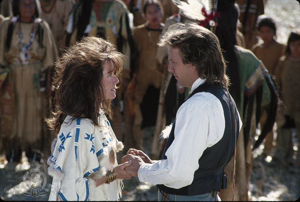 Still of Kevin Costner and Mary McDonnell in Sokis su vilkais (1990)