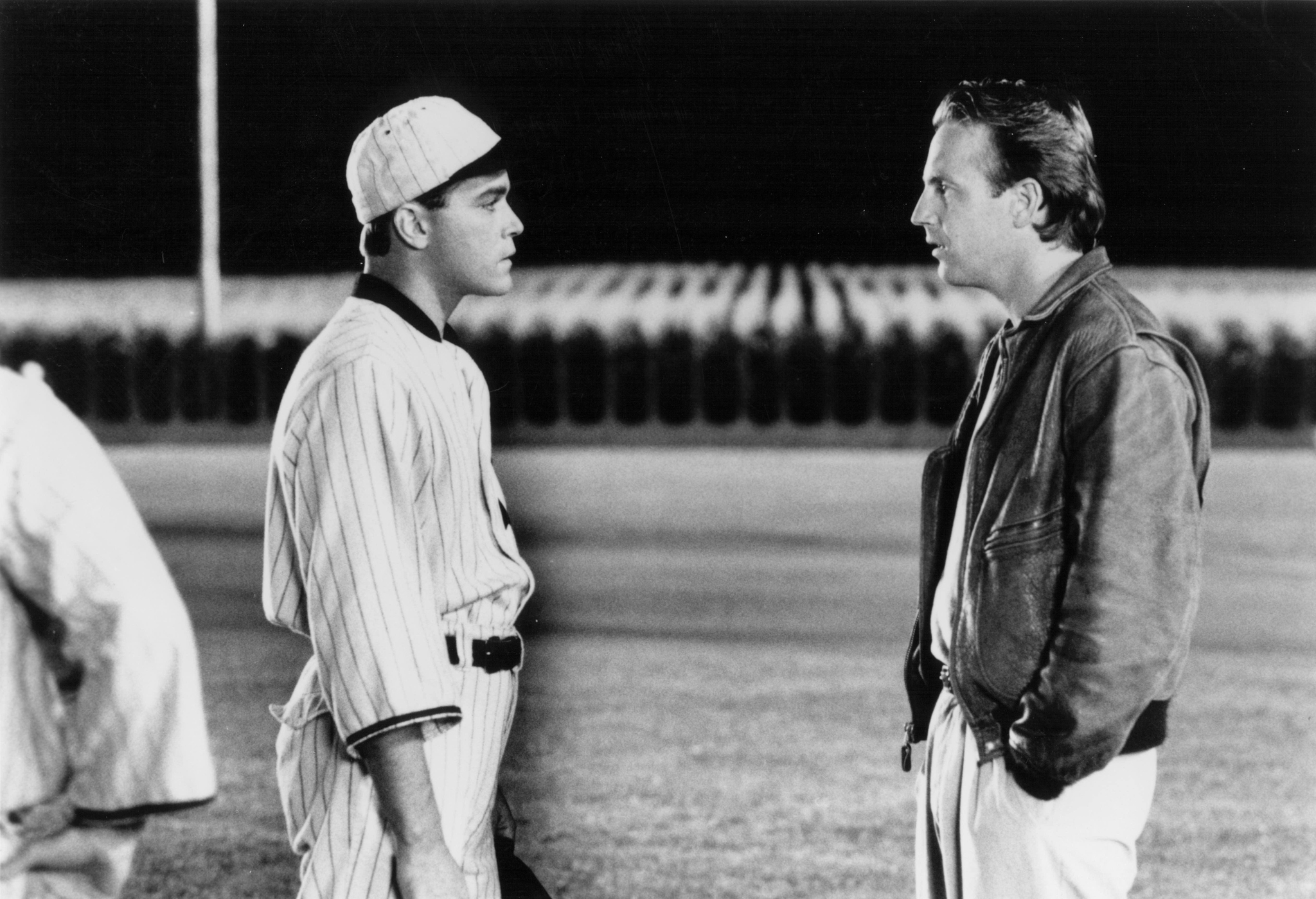 Still of Kevin Costner and Ray Liotta in Field of Dreams (1989)