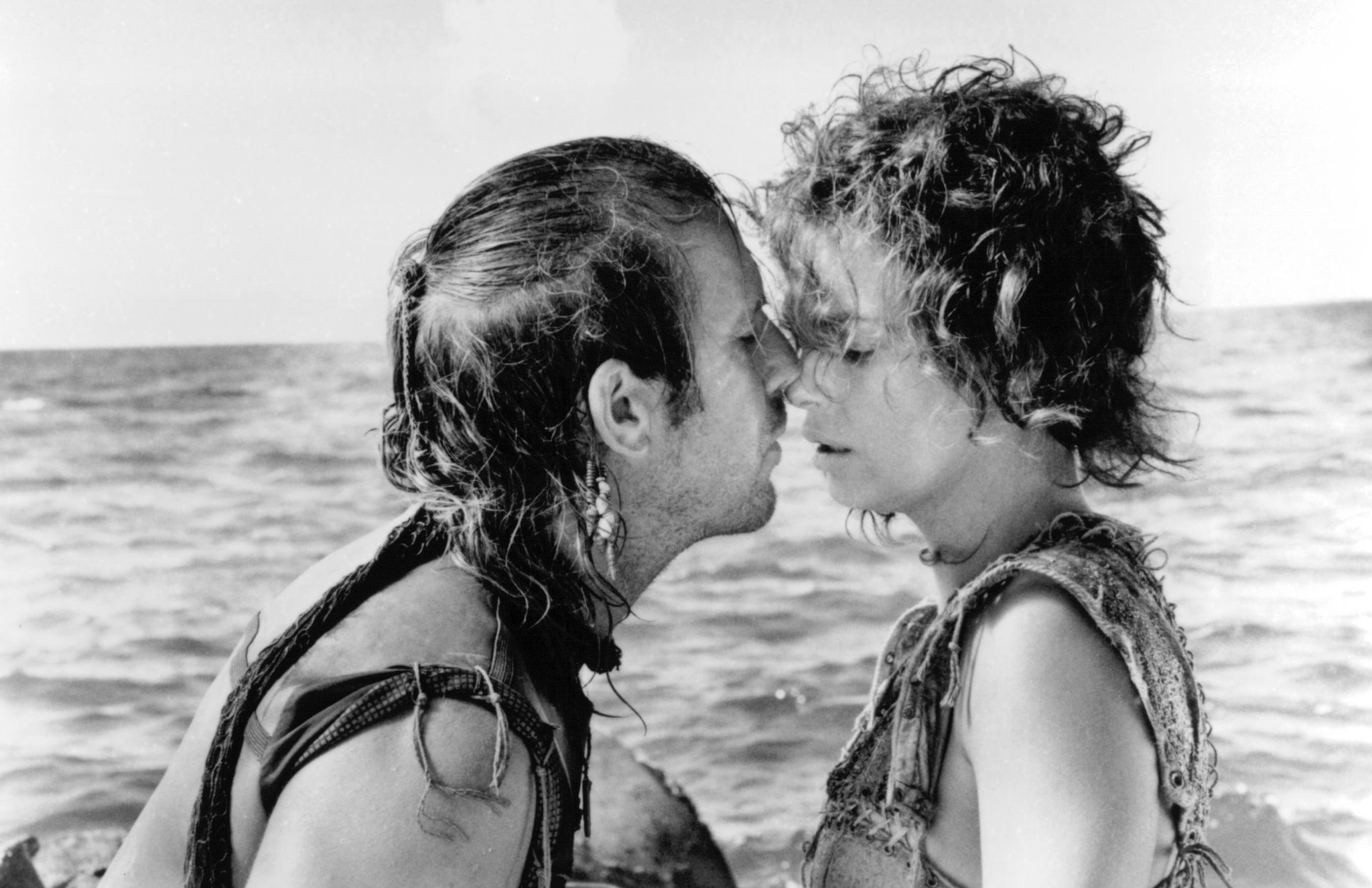 Still of Kevin Costner and Jeanne Tripplehorn in Waterworld (1995)