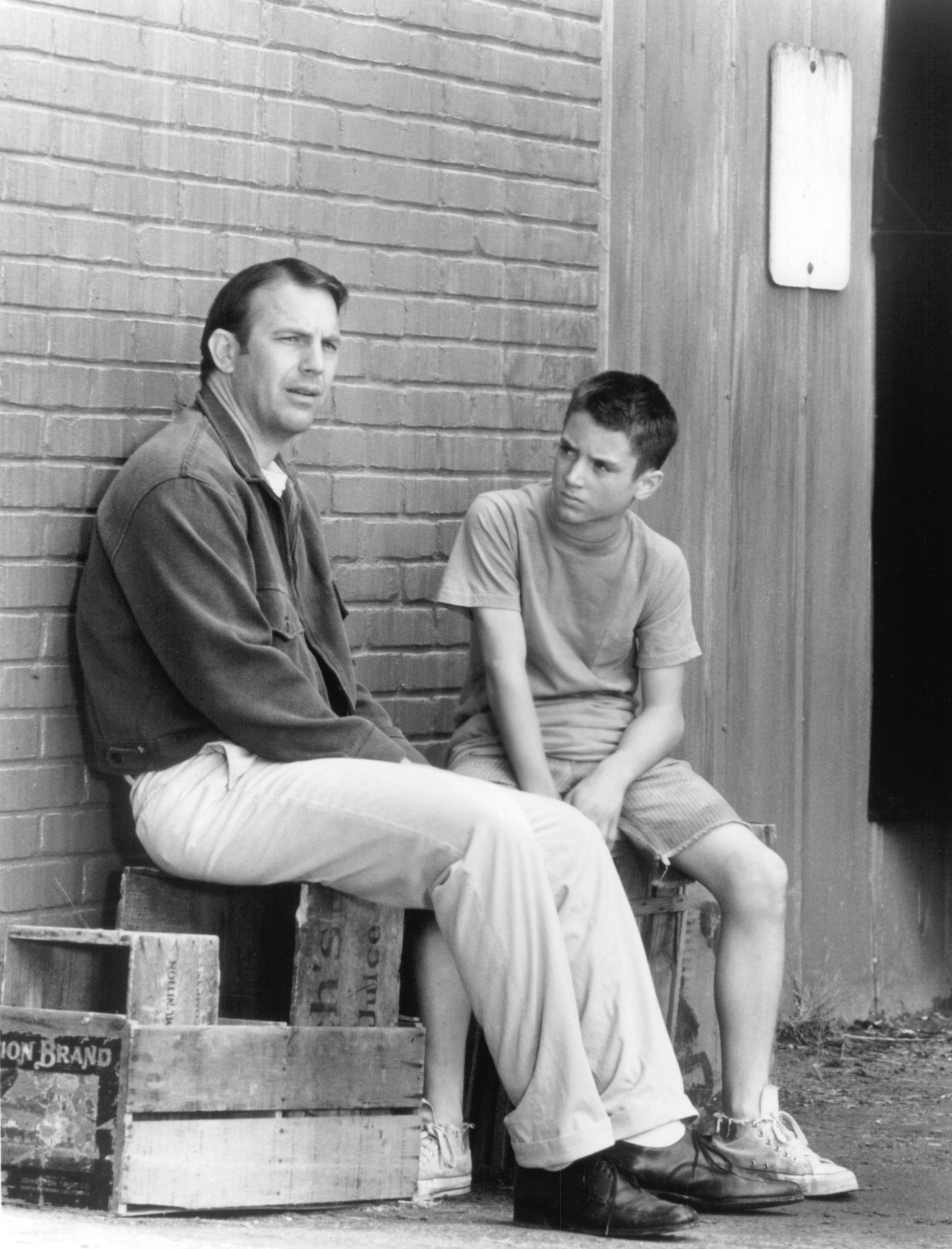 Still of Kevin Costner and Elijah Wood in The War (1994)