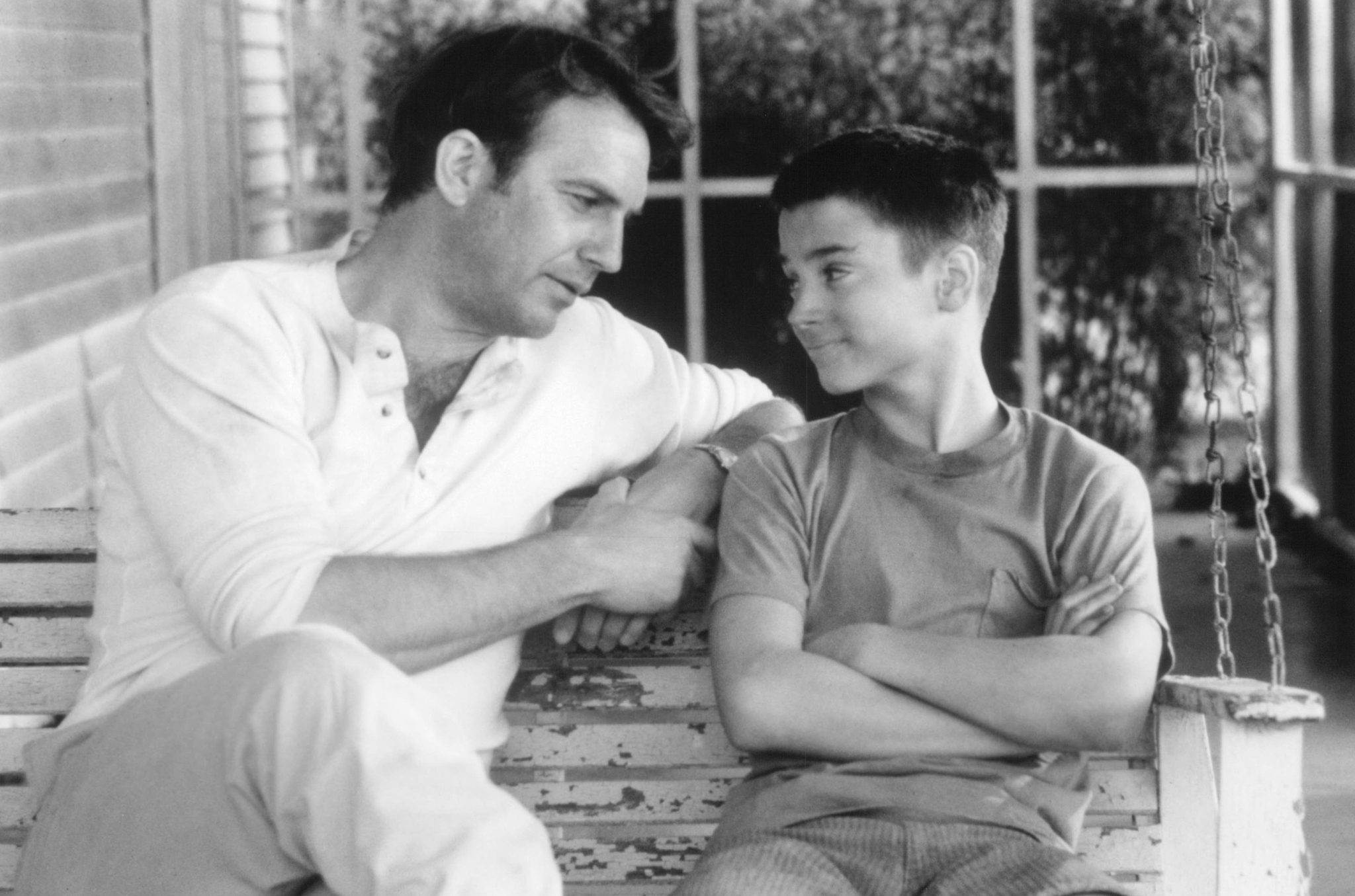 Still of Kevin Costner and Elijah Wood in The War (1994)