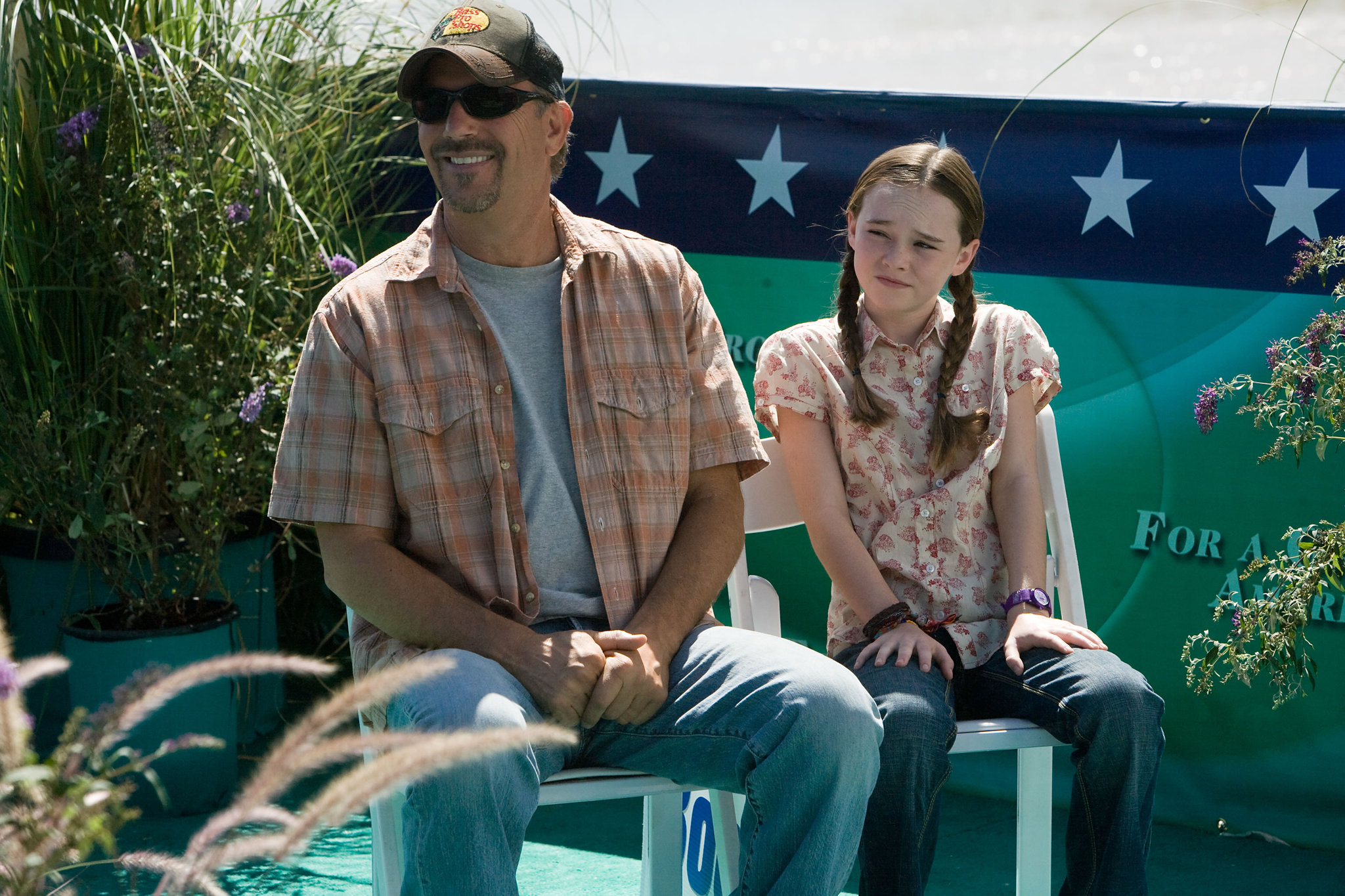 Still of Kevin Costner and Madeline Carroll in Swing Vote (2008)