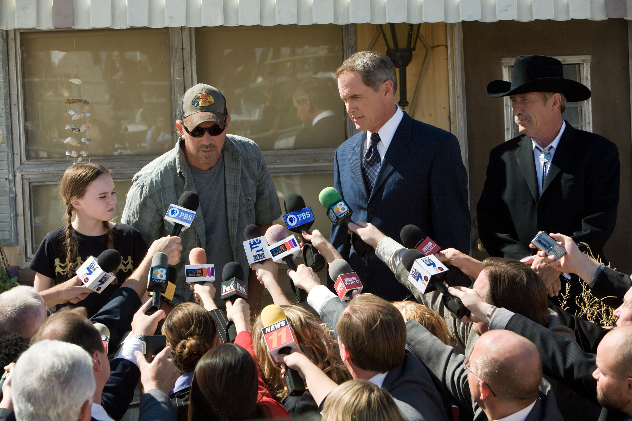 Still of Kevin Costner and Madeline Carroll in Swing Vote (2008)